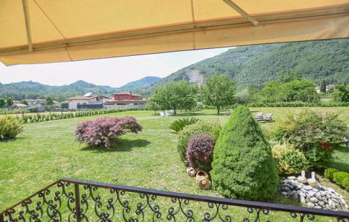 d'un balcon avec vue sur le jardin. dans l'établissement Stunning Home In Camaiore With Wifi, à Camaiore