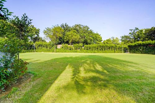 Zahrada ubytování Alaya Stays Tranquil Meadows 5 BHK Farmhouse with Private Pool Gazebo and Lush Garden