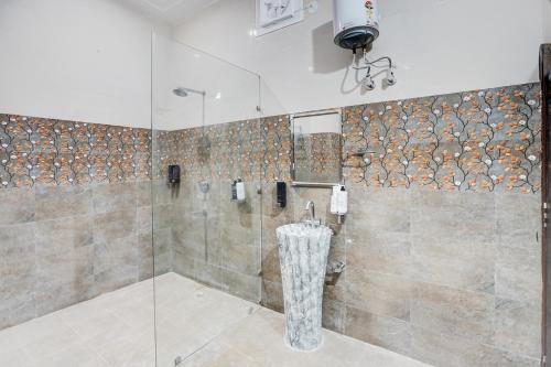 Koupelna v ubytování Alaya Stays Tranquil Meadows 5 BHK Farmhouse with Private Pool Gazebo and Lush Garden
