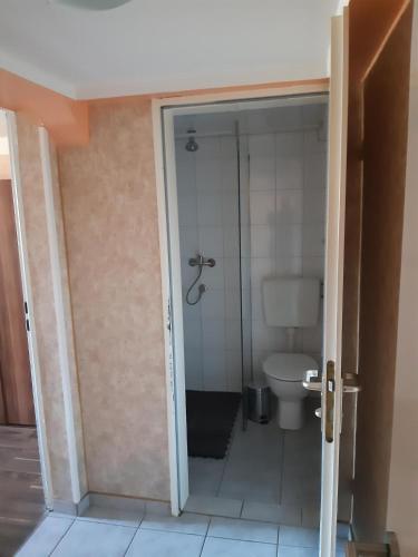 Bilik mandi di 2-Rent Group Hostel Rooms&Apartments EVE168