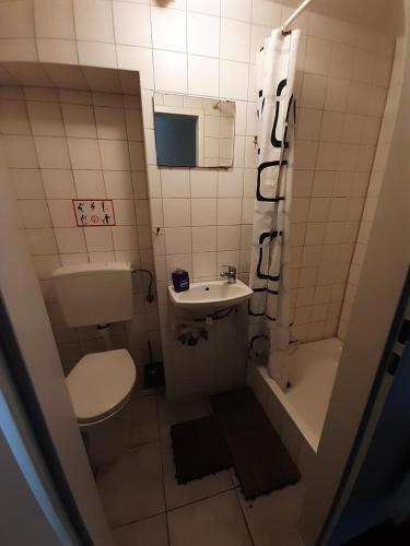 Bilik mandi di 2-Rent Group Hostel Rooms&Apartments EVE168