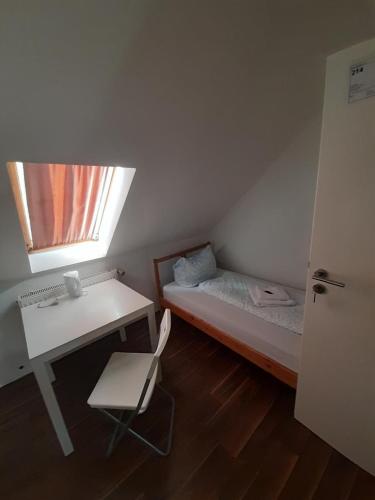Katil atau katil-katil dalam bilik di 2-Rent Group Hostel Rooms&Apartments EVE168
