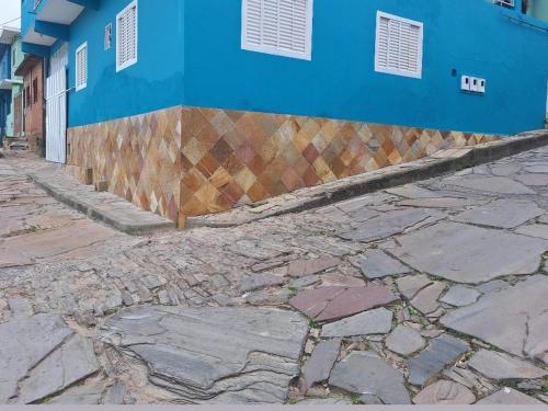 a blue building on the side of a street at Casa Magnificat in São Thomé das Letras
