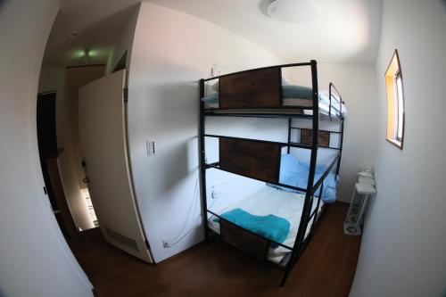 an overhead view of a room with a fish tank at Mount Fuji Omotenashi Guesthouse in Fujinomiya