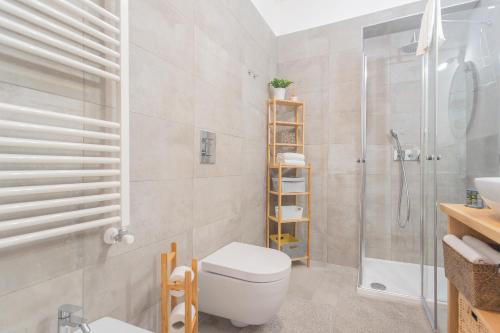 un bagno con wc e doccia di Independence Apartment with Balcony by Rent All Como a Como