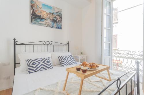 Independence Apartment with Balcony by Rent All Como photo 2