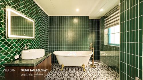 Koupelna v ubytování Sun Feria Bãi Cháy Hạ Long Villa Luxury