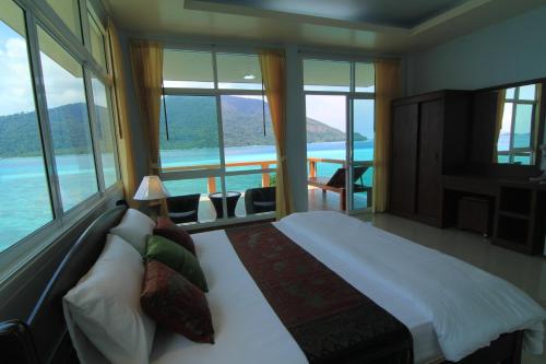 A bed or beds in a room at Mountain Resort Koh Lipe