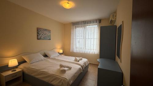 Un dormitorio pequeño con una cama y una ventana. en One bedroom Apartment, en Sunny Beach