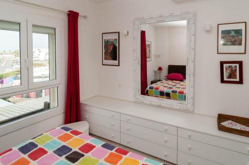 une chambre avec un miroir et un lit dans l'établissement Appartement Village Naturiste Hermès, au Cap d'Agde