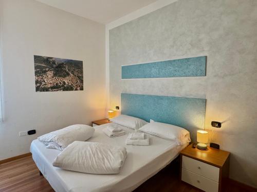 une chambre avec un lit avec deux oreillers blancs dans l'établissement 1Dest - GardArco, à Arco