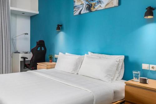 Central 2BR Gem with Fun Decor & Scenic Views