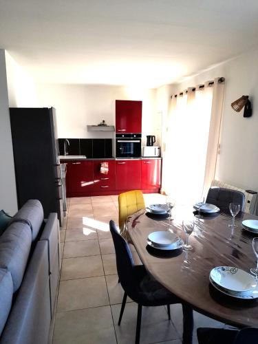 un salon avec une table à manger et un canapé dans l'établissement Appartement cosy et terrasse spacieuse, à Vic-la-Gardiole