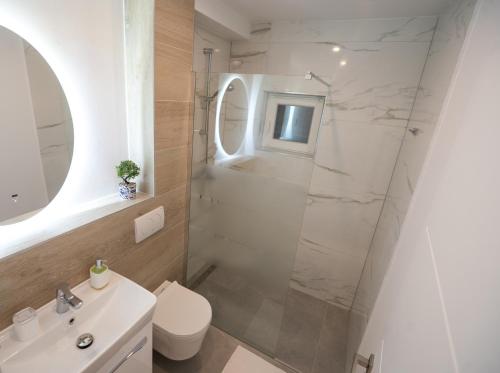 Un baño con ducha, inodoro y lavabo. en Apartment House LUX - Vodice, en Vodice