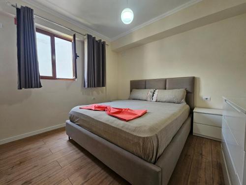 Giường trong phòng chung tại Mandi Apartament