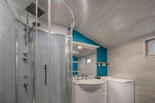 une salle de bain avec une douche, un lavabo et des toilettes dans l'établissement Maison pour 5 à 350m de la plage, à La Bernerie-en-Retz