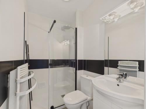 une salle de bain avec toilettes, lavabo et douche dans l'établissement Vue mer - Appartement pour 2 adultes 2 enfants, à Les Sables-dʼOlonne