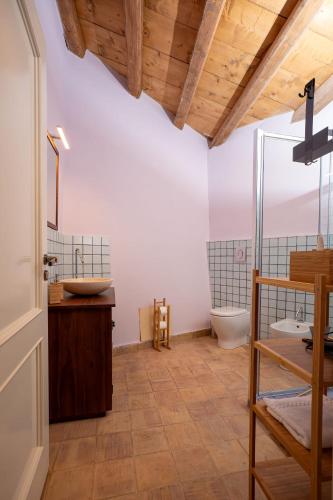 a bathroom with a toilet and a glass shower at Villa Amoroso - Ospitalità Mediterranea in Agrigento