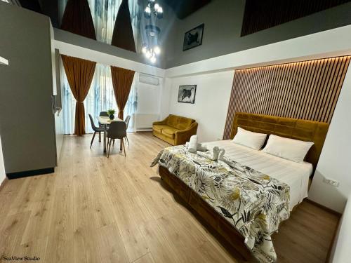 a bedroom with a bed and a table in it at Seaview Studio in Năvodari