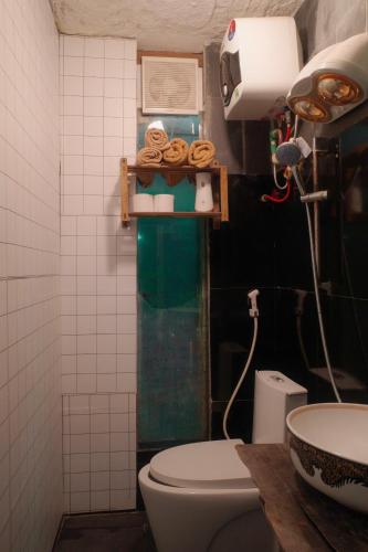 a bathroom with a toilet and a sink at Tiệm Cà Phê Mer Homestay & Coffee Mộc Châu in Mộc Châu