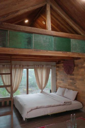 a bedroom with a loft bed in a room at Tiệm Cà Phê Mer Homestay & Coffee Mộc Châu in Mộc Châu