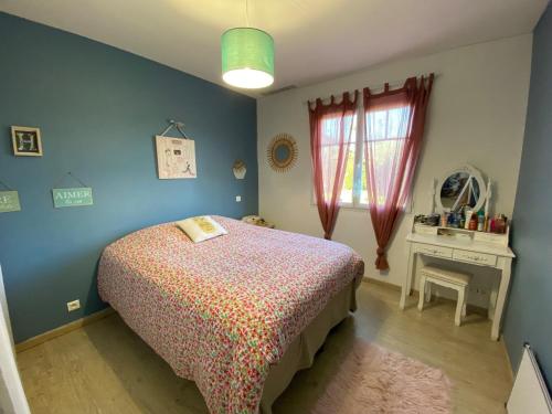 une chambre avec un lit, une fenêtre et une table dans l'établissement Comfortable house between Ocean and Bay, à La Celle-sous-Gouzon