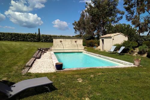 - une petite piscine dans une cour avec une chaise dans l'établissement Mas Des Treilles Gîte 'Côté Campagne', à Mane