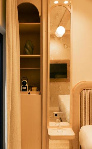 une armoire avec un miroir et un lavabo dans une pièce dans l'établissement Maison Provence, à Saint-Tropez