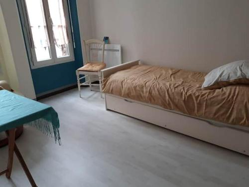une chambre avec un lit, une chaise et une fenêtre dans l'établissement Nuj House, à Les Mayons
