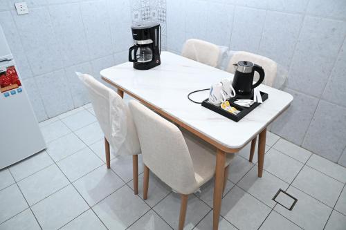 Kemudahan buat kopi dan teh di Jawharat Alia Apartment