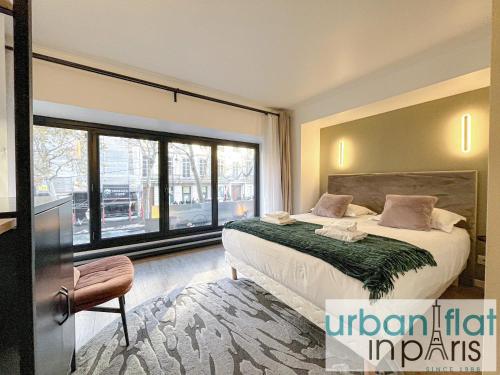 une chambre avec un lit et une grande fenêtre dans l'établissement Urban Flat 194 - Cosy 3 Bedroom Opera Grands Boulevards, à Paris