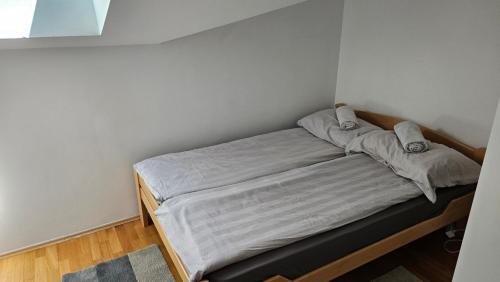 una cama deshecha en un rincón de una habitación en Casa Danubia, en Veliko Gradiste