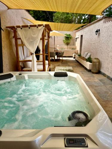 a jacuzziificialificialificialificialificialificialificialificialificialificialificial at La Villa Dune, Hôtel & Spa in Saint-Tropez