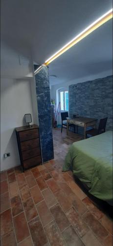 Un dormitorio con una cama y una mesa en una habitación. en Casa valeriano, en Valeriano Lunense