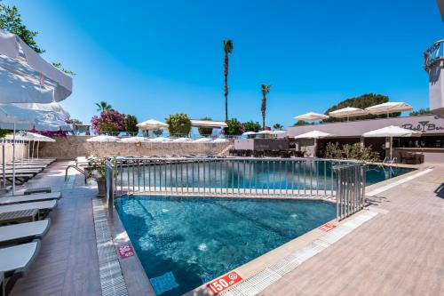 Πισίνα στο ή κοντά στο Parador Sky Hotel All Inclusive