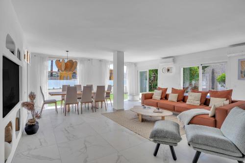 Villa Banus - Luxury 6 Bed by Finest Rentals