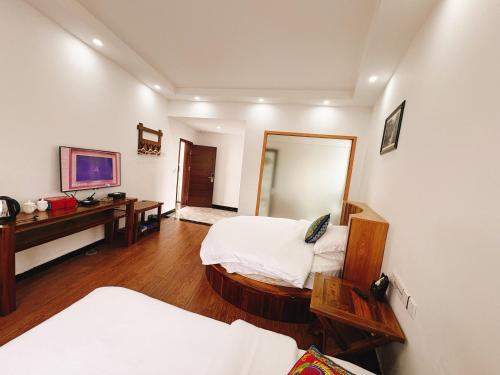 Postel nebo postele na pokoji v ubytování Dameng Hotel, Furong Town