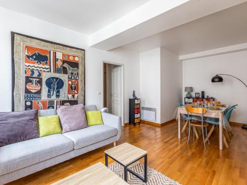 un salon avec un canapé et une table dans l'établissement Au coeur de ville, appartement t3 en duplex, à La Rochelle