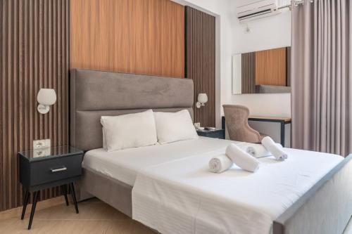 una camera da letto con un letto con cuscini bianchi di Hotel Lula Ksamil a Ksamil