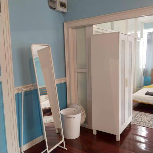 a room with a mirror and a room with a bed at Aran hostel&Cafe Ngamwongwan in Ban Bang Khen (1)
