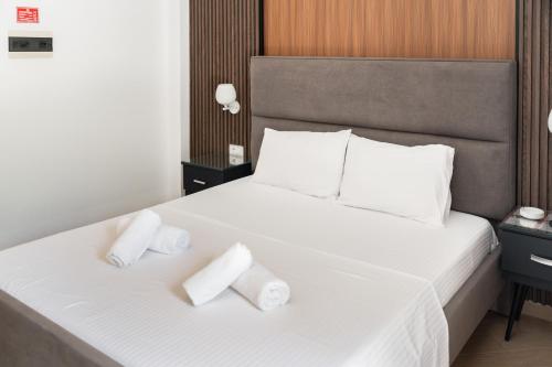 Una cama o camas en una habitación de Hotel Lula Ksamil