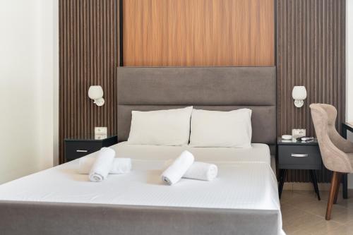 Una cama o camas en una habitación de Hotel Lula Ksamil