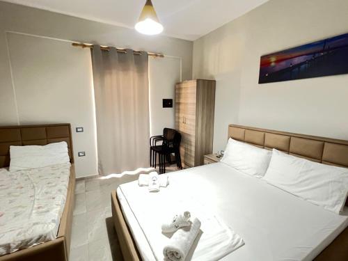 Ένα ή περισσότερα κρεβάτια σε δωμάτιο στο Serene Stay