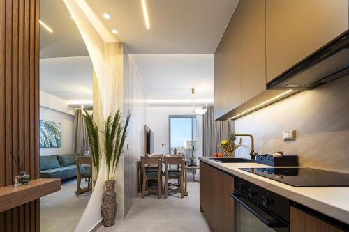 レティムノ・タウンにあるEvaura Luxury Home FREE PARKINGのキッチンとリビングルーム、ダイニングルーム