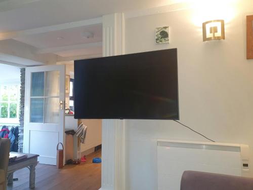 Μια τηλεόραση ή/και κέντρο ψυχαγωγίας στο 5 Glanrhaiadr Llangrannog