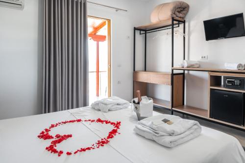 Una cama o camas en una habitación de Hotel Lula Ksamil
