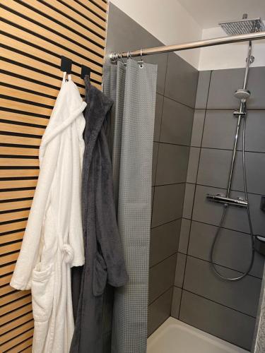 a bathroom with a shower and white towels at Ostsee Ferienwohnung Möwengasse in Travemünde