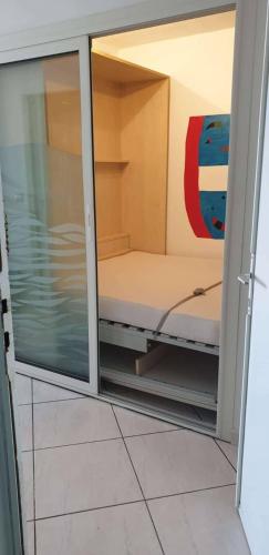 une chambre avec un lit à l'intérieur d'une fenêtre dans l'établissement Première ligne mer Appartement t2 cabine pour 4 personnes N123, à Palavas-les-Flots