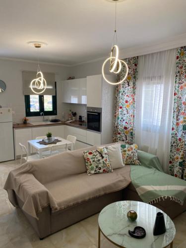 ein Wohnzimmer mit Sofa und Tisch in der Unterkunft Gianna's house in Nikiti