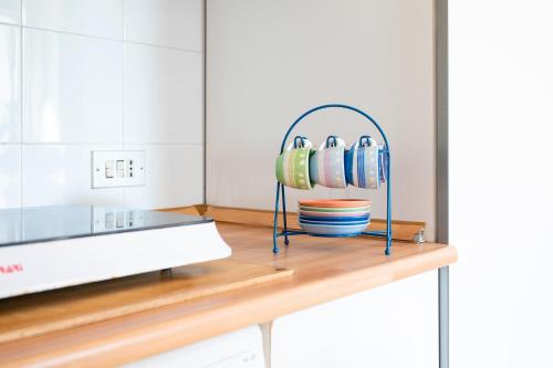 a kitchen counter with bowls on a shelf at La casa di Bebe in Vernole